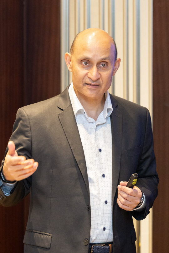 두르가 말라디 퀄컴 수석 부사장 겸 기술 기획 및 엣지 솔루션 부문 본부장이 브리핑하고 있다. 퀄컴 제공